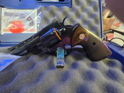 COLT PYTHON. 357 MAGNUM 4INCH BLUE ELITE GRIPS
