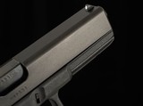 Glock 17 Gen 3 9mm - 2006, UNFIRED, 99%+, CASED, 2 MAGS, ACCESSORIES, vintage firearms - Image 7 of 13