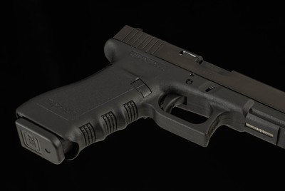 Glock 17 Gen 3 9mm - 2006, UNFIRED, 99%+, CASED, 2 MAGS, ACCESSORIES, vintage firearms - Image 12 of 13
