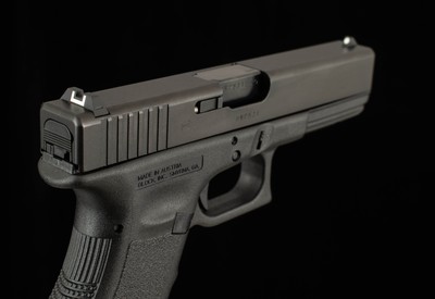 Glock 17 Gen 3 9mm - 2006, UNFIRED, 99%+, CASED, 2 MAGS, ACCESSORIES, vintage firearms - Image 6 of 13