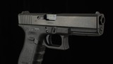 Glock 17 Gen 3 9mm - 2006, UNFIRED, 99%+, CASED, 2 MAGS, ACCESSORIES, vintage firearms - Image 4 of 13