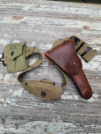 WW-2 US ARMY PISTOL HOLSTER M1911 BOYT 1942 and complete RIG - Image 1 of 13