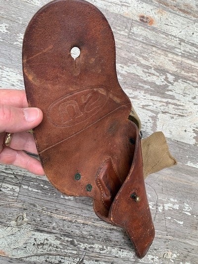 WW-2 US ARMY PISTOL HOLSTER M1911 BOYT 1942 and complete RIG - Image 4 of 13