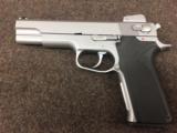 AS NEW SMITH WESSON 1006 10MM
PISTOL - 1 of 12