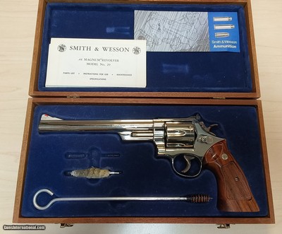 Smith & Wesson Model 29 2 with display case Nickel