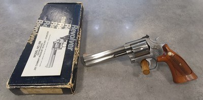 Smith & Wesson 686 with original box and papers
