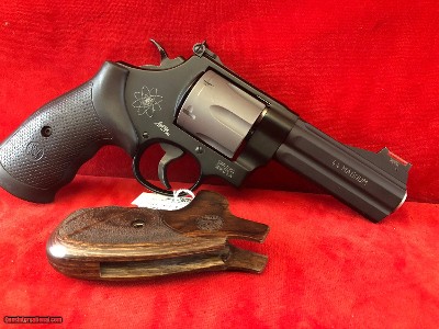 Smith & Wesson 329PD Airlite 44 Mag