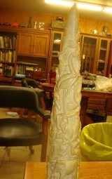VINTAGE VERY OLD ELEPHANT TUSK ON A BASE 10 INCHES DIA. AT BASE 16 INCHES LONG COMPLETELY CARVED - 3 of 8