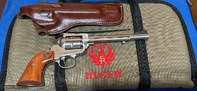 RUGER NEW MODEL = .22 MAGNUM = SINGLE SIX = STAINLESS = HOLSTER & CARRYING CASE WITH LOGO'S
