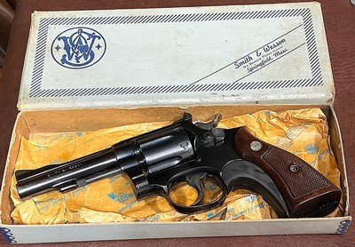 S & W = PRE MODEL 10 , m&p = BLUE = FOUR (4) INCH =98% CONDITION = Grey / Gray / Silver box w/ S&W paper wrap == - Image 1 of 13