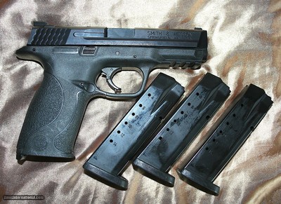 Smith & Wesson M&P40 40 S&W Pistol with Three Magazines and hard case