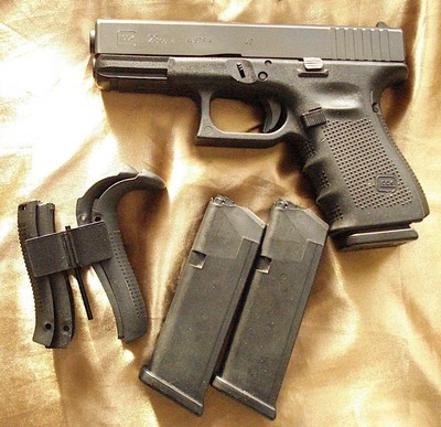 Glock Model 23 .40 cal, like new with three 12 round magazines - Image 3 of 4