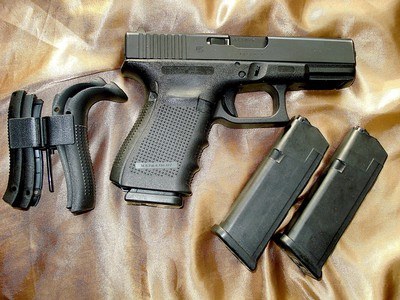 Glock Model 23 .40 cal, like new with three 12 round magazines - Image 2 of 4