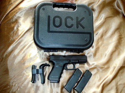 Glock Model 23 .40 cal, like new with three 12 round magazines - Image 1 of 4