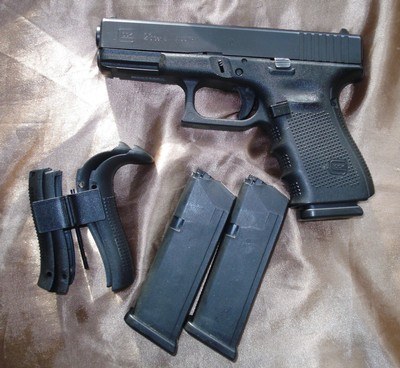 Glock Model 23 .40 cal, like new with three 12 round magazines - Image 4 of 4