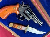 SMITH & WESSON 19-3 TEXAS RANGER COMMEMORATIVE 357 MAGNUM WITH DISPLAY & KNIFE - 4 of 19