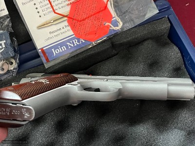 COLT 1911 GOVERNMENT MODEL SEMI AUTO PISTOL 38 SUPER - Image 8 of 16