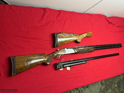 SKB MODEL 785
ENGRAVED O/U TRAP COMBO SHOTGUN
~ 2 BARREL SET ~ 2 STOCKS ~