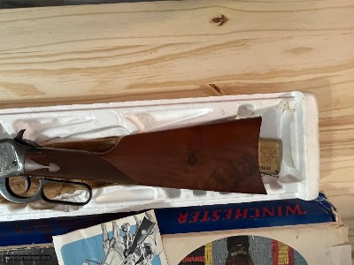 SALE $ 1350.00 ~ WINCHESTER MODEL 1894 LEVER ACTION LENDENDARY FRONTIERSMEN RIFLE 38-55 CALIBER - Image 9 of 22