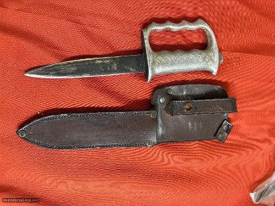 WWII AUSTRALIAN AKE FIGHTING KNIFE W/ SHEATH