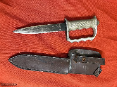 WWII AUSTRALIAN AKE FIGHTING KNIFE W/ SHEATH - Image 3 of 7