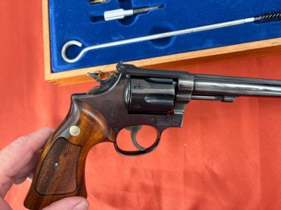 SMITH & WESSON MODEL 48-3 REVOLVER WITH PRESENTATION CASE 22 MAGNUM 8 3/8