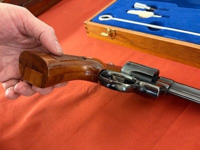 SMITH & WESSON MODEL 57 NO DASH REVOLVER 41 MAGNUM WITH PRESENTATION CASE - Image 7 of 9
