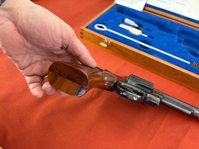 SMITH & WESSON MODEL 57 NO DASH REVOLVER 41 MAGNUM WITH PRESENTATION CASE - Image 6 of 9