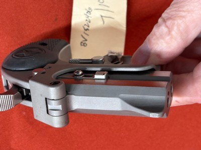 BOND ARMS ROUGHNECK DERRINGER 38SPL / 357 MAGNUM - Image 4 of 6