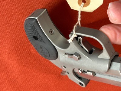 BOND ARMS ROUGHNECK DERRINGER 38SPL / 357 MAGNUM - Image 3 of 6