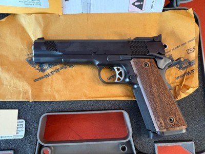 SMITH & WESSON PERFORMANCE CENTER PC 1911 CALIBER 45 ACP - Image 4 of 11