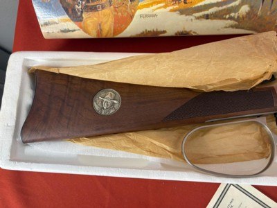 JOHN WAYNE ~ WINCHESTER MODEL 94 LEVER ACTION RIFLE 32-40 ~ ENGRAVED LARGE LOOP ~ - Image 9 of 18