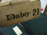 6379 WINCHESTER MODEL 21 DAISY BB GUN AS NEW IN BOX , 99% CONDITION WITH CORRECT BOX, GOLD SCROLL WORK AROUND SIDE PLATES AND FRAME. 2 BB LOADING TUBE - 6 of 16