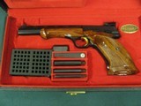 7261 Browning Medalist 22 long rifle
6.75 inch barrel. weight adapter and 3 weights, 2 blade folding screw driver, Pamplet,CASED. never fired, NEW IN - 3 of 10