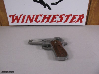 8014
Smith and Wesson 639 9MM Stainless steel, Adjustable Rear sight. Wooden Grips. Smith and Wesson Magazine. Excellent Condition