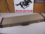 8032 Winchester 101 Diamond Grade case. The slot where the barrels go measure
34 . It has keys and blocks. Very good condition. See pictures.