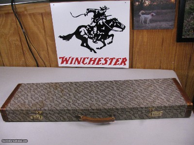 8049
Winchester Diamond Grade case. Combination lock, has 3 blocks. Good usable condition. The barrel compartment measures 34 1/2”