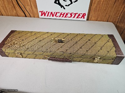 8967
Ducks Unlimited Shotgun hard trunk style case. NEW. Never used vintage case. VERY RARE. Will hold up to a 28” over and under or single barrel sh