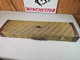 8967
Ducks Unlimited Shotgun hard trunk style case. NEW. Never used vintage case. VERY RARE. Will hold up to a 28” over and under or single barrel sh