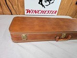 9027
Browning Hartmann shotgun case, It has the keys with it. Great condition case in and out! Up to a 30
