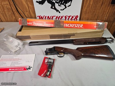 9043
Winchester Classic Doubles Pigeon Grade Live Bird, 12 Gauge, 28” barrels, Winchoke/ XFull, Pistol Grip, Butt Pad, Gold Duck, Gold Trigger and go