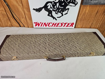9053 Winchester Diamond Grade hard trunk style case. VERY rare as it will hold up to
34” barrel. Not many in this size. Has the original keys as well
