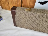 9053 Winchester Diamond Grade hard trunk style case. VERY rare as it will hold up to
34” barrel. Not many in this size. Has the original keys as well - 11 of 18