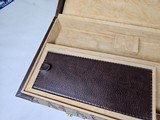 9053 Winchester Diamond Grade hard trunk style case. VERY rare as it will hold up to
34” barrel. Not many in this size. Has the original keys as well - 15 of 18