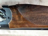 9065
Beretta 692, 12 gauge, 30” barrels, 6 chokes (2 Skeet, IC, M, IM, LM, CL) cleaning rod, 2 snap caps, Beretta ASE AAA fancy walnut, vent rib, but - 15 of 25