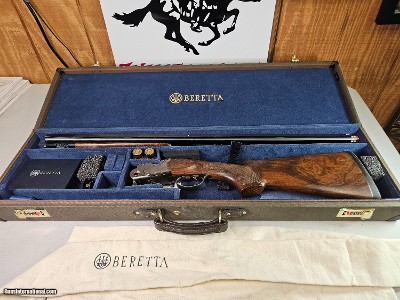 9065
Beretta 692, 12 gauge, 30” barrels, 6 chokes (2 Skeet, IC, M, IM, LM, CL) cleaning rod, 2 snap caps, Beretta ASE AAA fancy walnut, vent rib, but