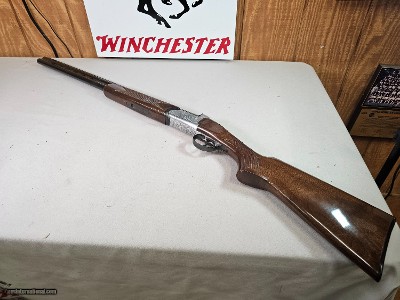 9069
A. V. Maurcini 12 Gauge 28” Mod/FULL, double triggers, ejectors, brass front bead, dogs and ducks, pheasants on receiver, butt plate, pistol gri