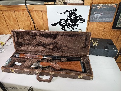 9085
Browning Citori Lightning feather, 20 Gauge, 28” barrels, 2 3/4 and 3”, round knob, Kickeze pad, 13 1/2 LOP, Gold feather on bottom of receiver,