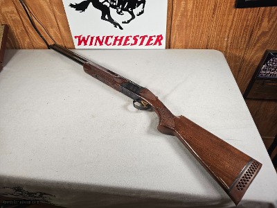 9106
Browning Citori 12 Gauge, 2 3/4 and 3”, Invector plus chokes, vent rib, Butt plate, metal front bead, 26” barrels, 14 1/4 LOP, 97-98%, opens and
