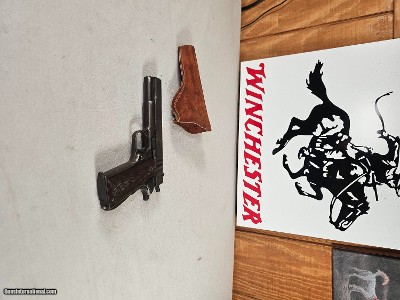 9114
Remington Rand 1911 45 cal, Syracuse NY, US Property, M1911, US Army, Holster, excellent condition, turning brown, More pictures at dawsonsdoubl